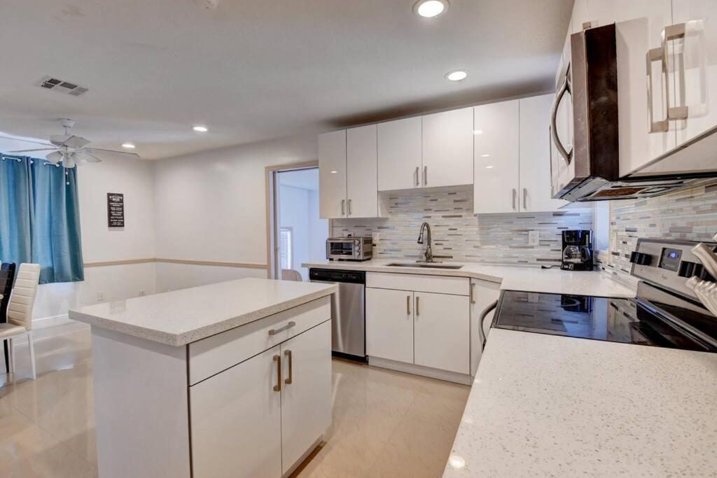 5 Bedroom Mansion With Pool And Non-Heated Jacuzzi Games In Boynton Beach Exterior photo